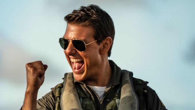 Tom Cruise opět hraje kapitána Petea Mitchella řečeného Maverick. Ani po 36 letech neví, kdy poslechnout nadřízené.