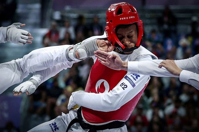 Paris 2024 Olympics - Taekwondo - Men -80kg Round of 16 - Grand Palais, Paris, France - August 09, 2024. Henrique Marques Rodrigues Fernandes of Brazil in action with Sal