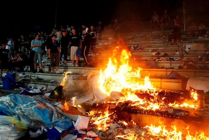 Fanoušci švýcarského klubu FC Luzern si vítězství nad Luganem pořádně užili. Ihned po vítězství začali Allmend Stadion rozebírat, odnášeli si i brankové konstrukce a na jedná z tribun zapálili oheň. Pro stařičký stadion to byl po pětasedmdesáti letech po