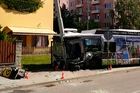Řidič v Českých Budějovicích nedal přednost trolejbusu. Na místě se zranilo osm lidí