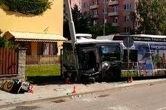 Řidič v Českých Budějovicích nedal přednost trolejbusu. Na místě se zranilo osm lidí