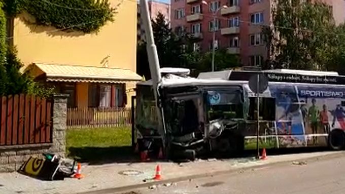 Při nehodě trolejbusu v Českých Budějovicích se zranilo osm lidí