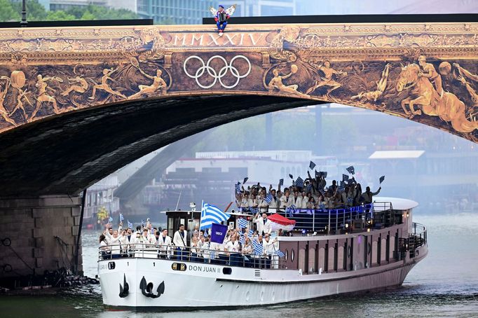 Zahajovací ceremoniál OH 2024 - tým Řecka na lodi