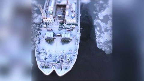 Obří nákladní lodě vysvobodí ze zamrzlé sibiřské řeky Leny jen ruský ledař