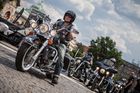 Foto: Harley-Davidson slaví v Praze 115. výročí. Ulicemi duní tisíce motorek