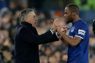 Trenér Carlo Ancelotti a Djibril Sidibe slaví vítězství Evertonu.