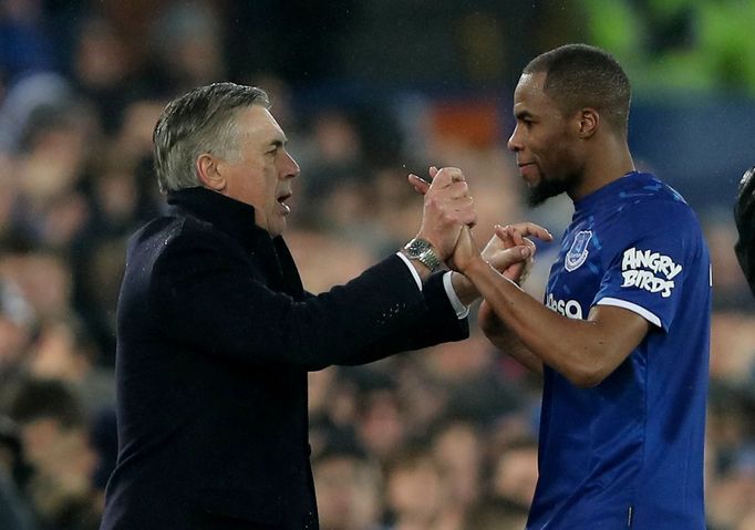 Trenér Carlo Ancelotti a Djibril Sidibe slaví vítězství Evertonu.