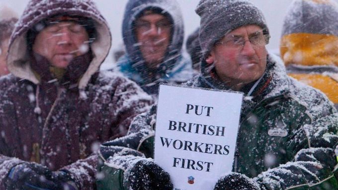Nejdřív dejte práci Britům - protesty proti migrantům mířícím za prací ve Velké Británii. V zemi pracují statisíce cizinců, zejména Poláků.