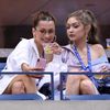 Karolína Plíšková vs. Serena Williamsová, US Open 2018 (modelky Bella Hadid a Gigi Hadid)