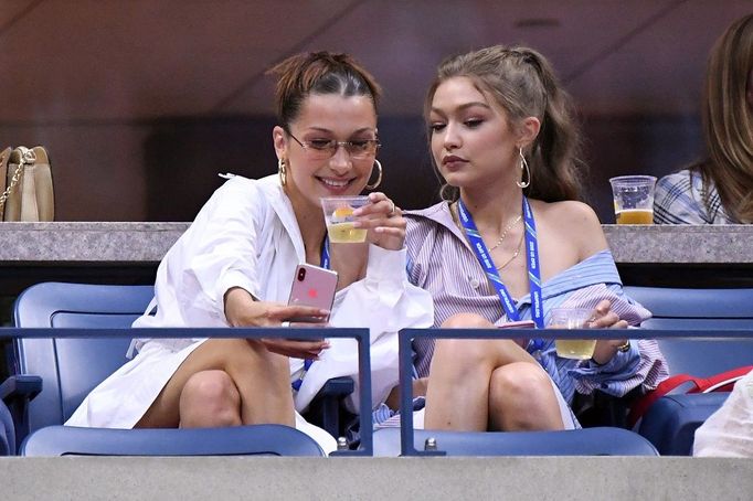 Karolína Plíšková vs. Serena Williamsová, US Open 2018 (modelky Bella Hadid a Gigi Hadid)