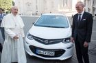 Papež František dostal elektromobil. Podívejte se, v jakých autech se vozí a vozila hlava církve