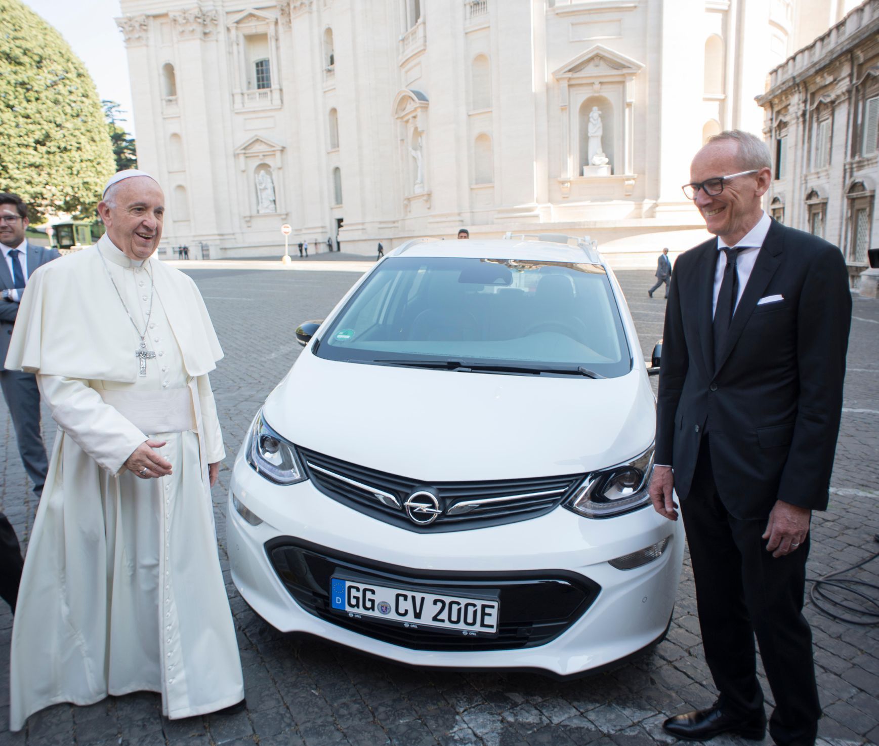 Papež František - Opel Ampera-e