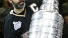 Kapitán Anaheimu Scott Niedermeyer zvedá nad hlavu Stanleyův pohár pro vítěze NHL po vítězství nad Ottawou v pátém zápase finálové série.