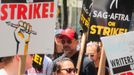 Na snímku z hereckého protestu je uprostřed Jason Sudeikis známý ze seriálu Ted Lasso.