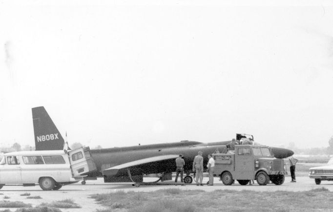 Lockheed U-2G N808X během testů v roce 1964. Letoun byl upraven pro přistání na letadlových lodích a sloužil pro tajné operace CIA.