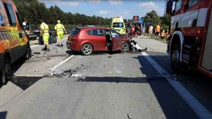 Po nehodě pěti aut je zavřená dálnice D35 na Olomoucku; Zdroj foto: ČTK/PR/Hasiči Olomouc