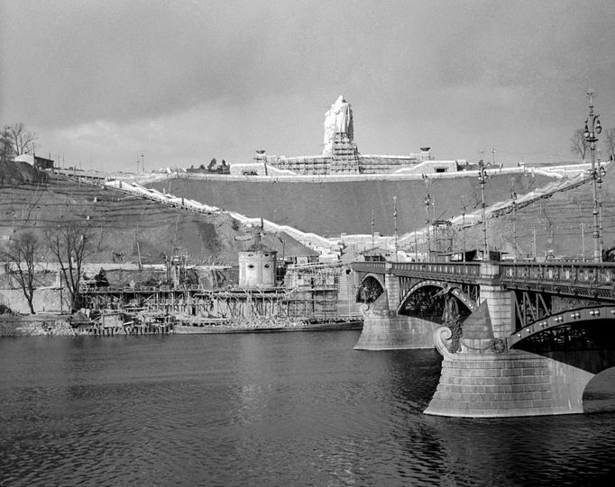 Archivní fotografie z éry 50. a 60. let 20. století, kdy na Letné v Praze vznikl a později zanikl nechvalně proslulý Stalinův památník.