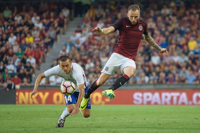 Sparta Praha - Steaua Bukurešť, 3. předkolo Ligy mistrů 2016/17, Michal Kadlec odvrací před Bojanem Golubovičem