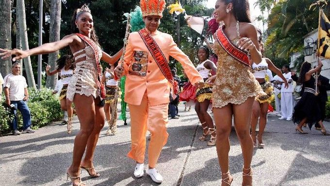 Král karnevalu, královna a princezna tančí během otevíracího ceremoniálu karnevalu v Riu. O několik hodin později se do davu vmísili i zloději s ukradenými obrazy slavných malířů.