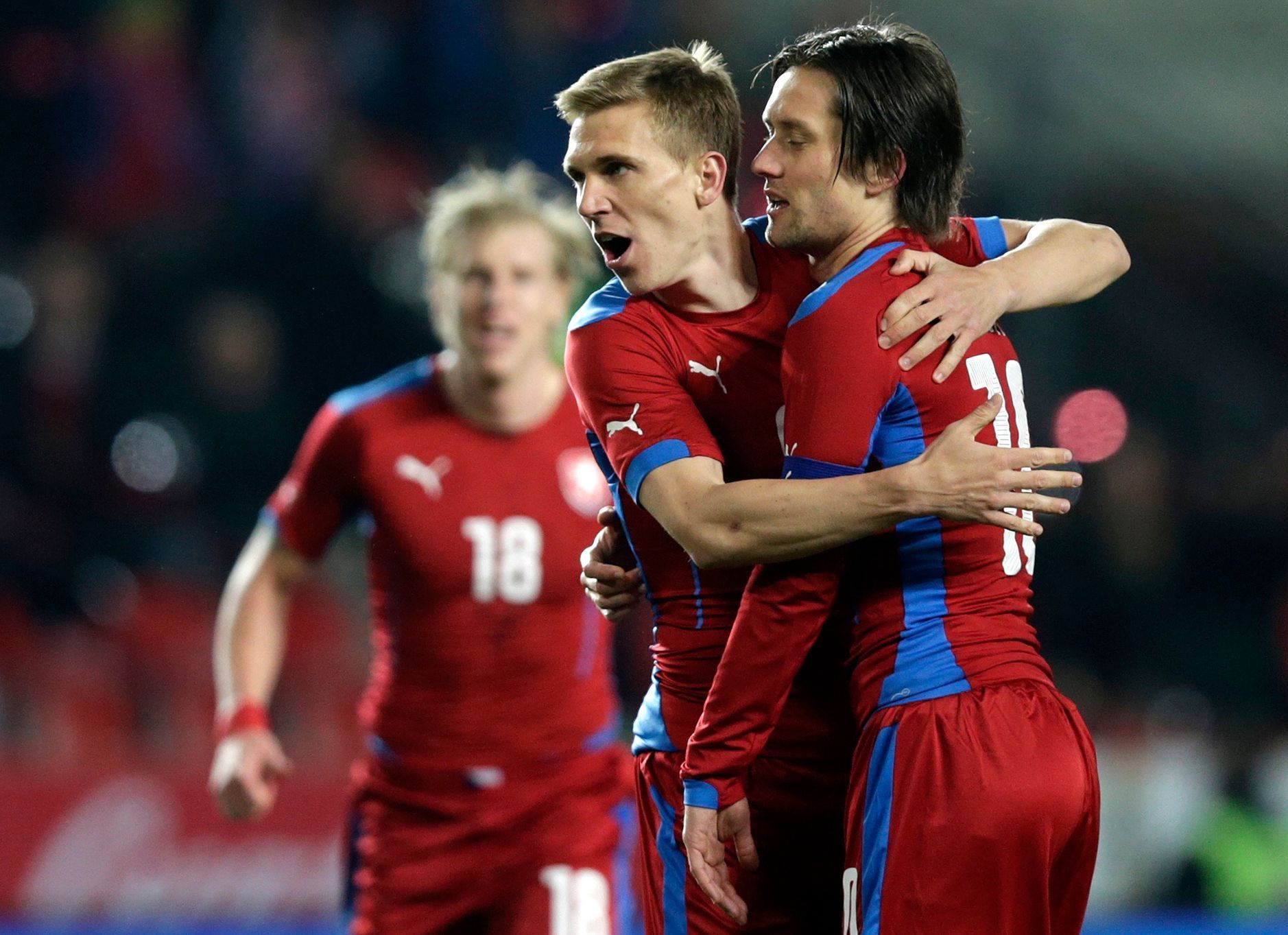 Česko - Norsko: Tomáš Rosický slaví slaví svůj gól, Bořek Dočkal a František Rajtoral (18)