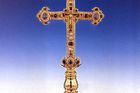Závišův kříž je součástí vyšebrodského klášterního pokladu. Jako dar ho měl přijmout Záviš z Falkenštejna.