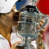 Justine Heninová s pohárem pro vítězku US Open