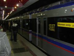 V teheránském metru je první a poslední vůz rezervován pro ženy, ale mnoho z nich stejně cestuje ve vagónech s muži.