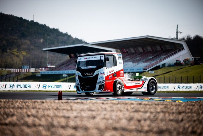 Dakarský vítěz Martin Macík mladší při premiéře na okruhu v Mostě