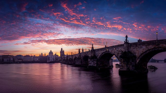 Průřez tvorbou externího fotografa Radoslava Vnenčáka za rok 2024.