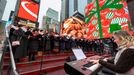 Snímek z vystoupení Pražského filharmonického sboru na Times Square.