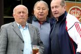 Od roku 1998 se setkávají  československé sportovní legendy pravidelně v hotelu Sen v Senohrabech u Prahy. Ján Galeta, Jozef Zadina a Josef Augusta dokazují, že u piva si mají co říct úspěšní fotbalisté a hokejisté naší minulosti.
