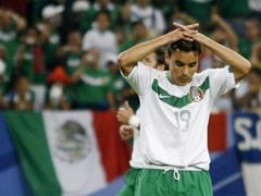 Mexičan Omar Bravo se drží za hlavu poté, co neproměnil penaltu v zápase proti Portugalsku.