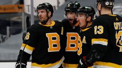 hokej, NHL 2021, Buffalo Sabres at Boston Bruins, David Krejčí (vlevo) slaví svůj gól