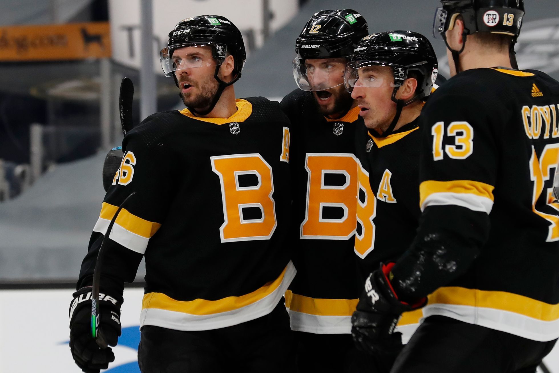 hokej, NHL 2021, Buffalo Sabres at Boston Bruins, David Krejčí (vlevo) slaví svůj gól