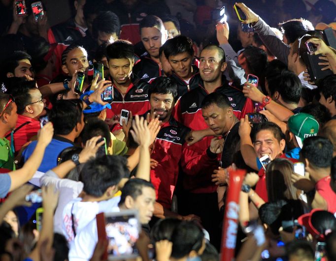 Boxer Manny Pacquiao jako hrající kouč filipínského basketbalového týmu týmu KIA-Sorento.