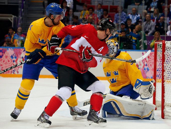 Kanada-Švédsko, finále: Jonathan Toews  - Patrik Berglund (vlevo) a Henrik Lundqvist ; gól na 1:0