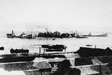 Loď Patria SS se po explozi trhaviny potápí v přístavu Haifa.