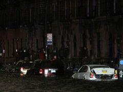 Vlna způsobená bouří Sandy zaplavuje auta zaparkovaná v ulicích New Yorku