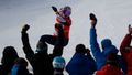 Eva Samková (v červeném) v závodě SP ve snowboardcrossu v Číně