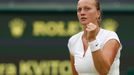 Petra Kvitová v zápase s Kirsten Flipkensovou na Wimbledonu 2013