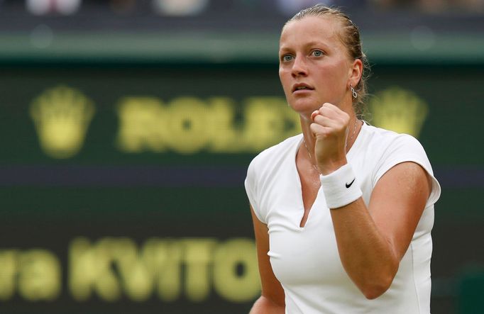 Petra Kvitová v zápase s Kirsten Flipkensovou na Wimbledonu 2013