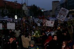 Demonstranti se v Bratislavě střetli s policií