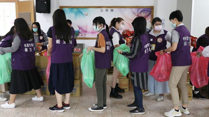 Tchajwanští zdravotníci připravují balíčky pro lidi, co zůstávají v karanténě.