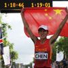 Čínský chodec Ding Čen slaví vítězství v závodu na 20 kilometrů na OH 2012 v Londýně.
