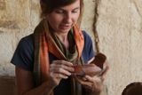 Katarína Arias Kytnarová zpracovává všechnu keramiku, která je během výzkumu nalezena.