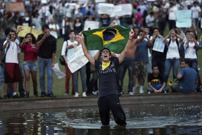 Protesty proti Poháru konfederace a prezidentce Dilmě Rousseffové v Brasilii.