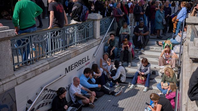 Lidé čekají před zavřenou stanicí metra kvůli blackoutu v Barceloně, 28. dubna 2025.