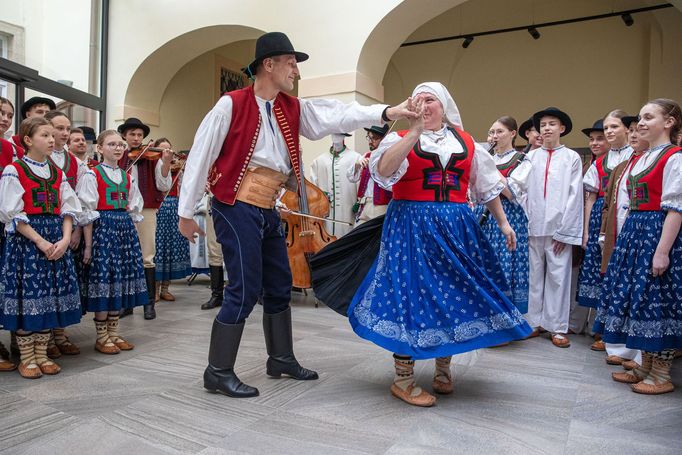 Výstava krojů v poslanecké sněmovně, na kterou dorazili někteří poslanci a poslankyně v krojích