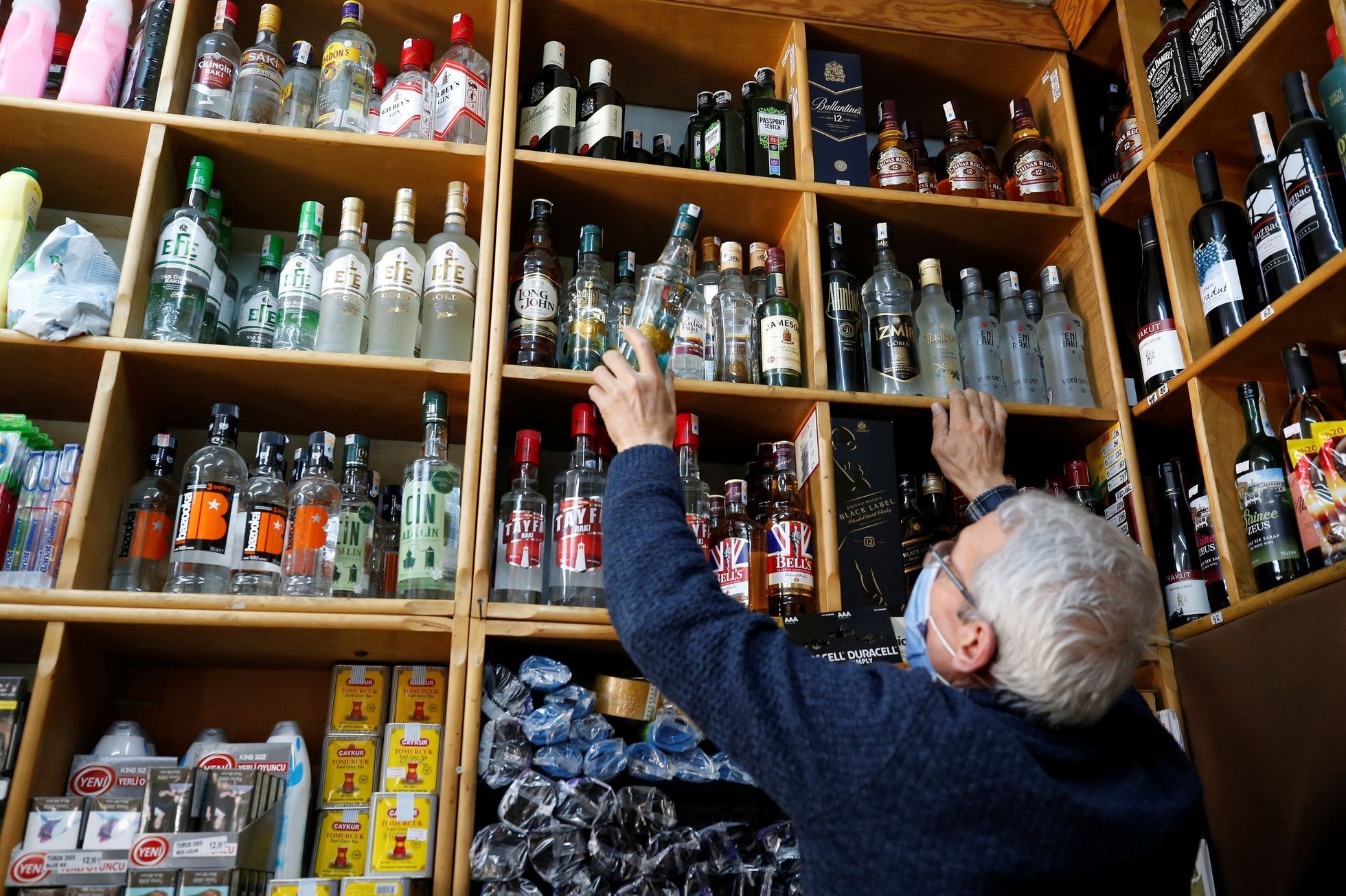 Majitel obchodu s alkoholem v Anakře Mustafa Demirci 28.dubna ve svém obchodě. Následující den musel zavřít.