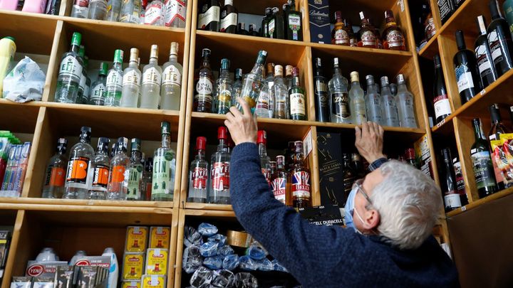 Turecká vláda v lockdownu zakázala prodej alkoholu. Skandál, zlobí se liberálové; Zdroj foto: Reuters